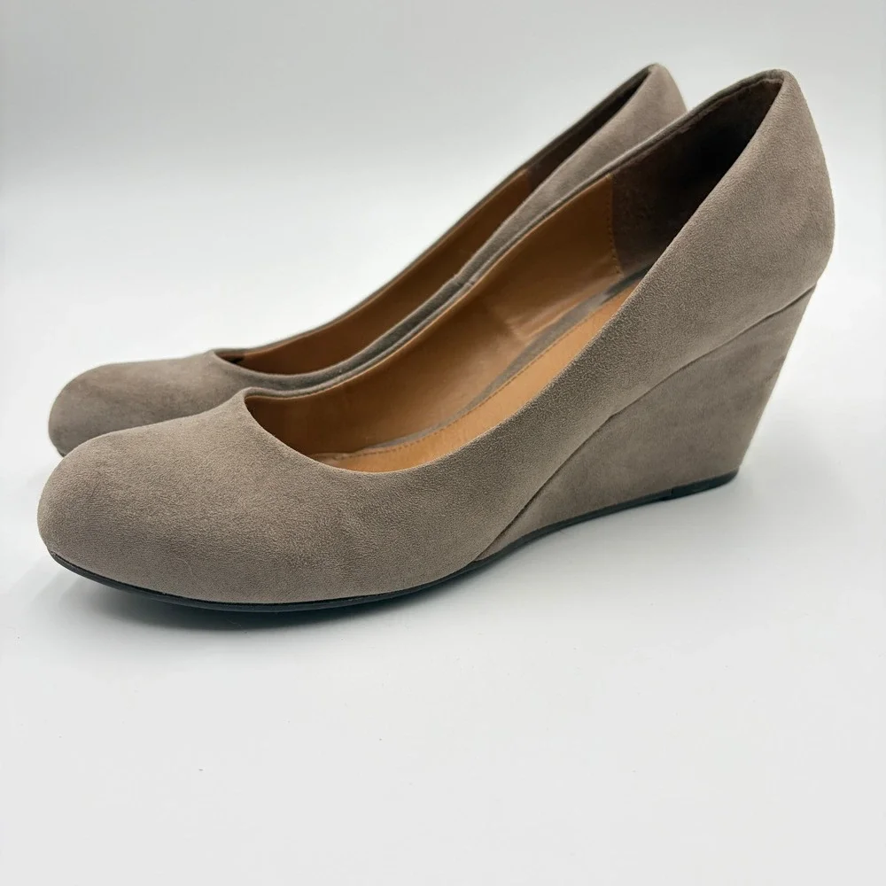 CL by Laundry NNC-007 Taupe Faux Suede Wedge Pumps Womens Size 9 Round Toe Shoes